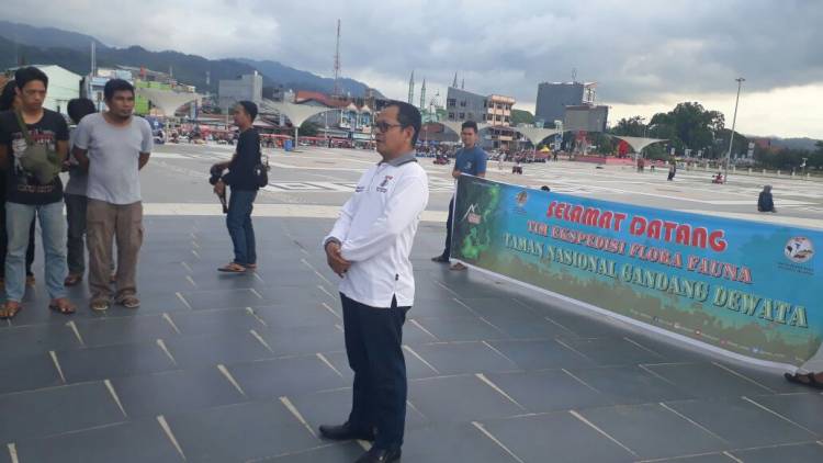 PENYAMBUTAN TIM XPEDISI TNGD DI ANJUNGAN PANTAI MANAKARRA MAMUJU