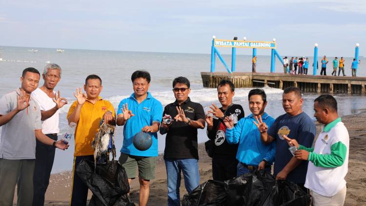Bersih Pantai di Hari Konservasi Kehidupan Alam Liar