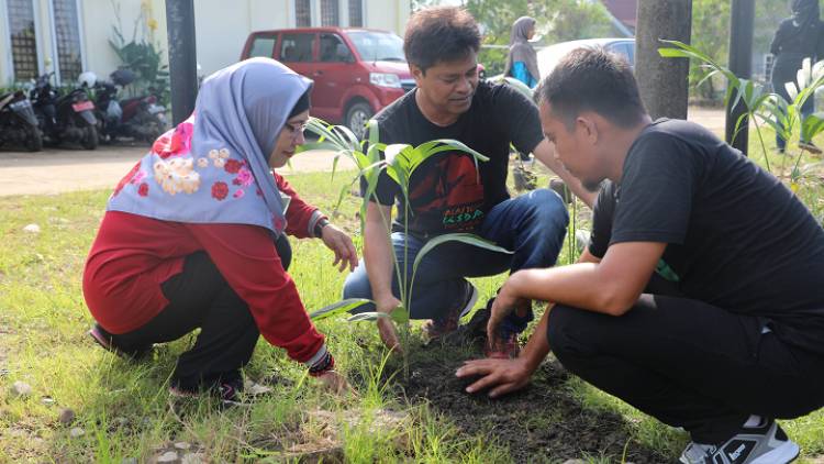 International Day Of Forrest 2019 melalui Tulisan, Senam pagi, penanaman hingga bersih kantor