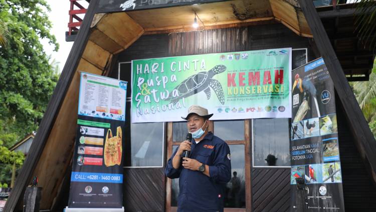 KUNJUNGAN KEPALA BALAI BBKSDA SULSEL DI KEMAH KONSERVASI HCPSN 2020 SAHABAT PENYU DI PANTAI MAMPIE POLEWALI MANDAR